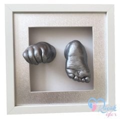 Beyaz çerçeveli bebek el ve ayak izi heykeli seti