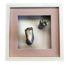 Beyaz çerçeveli bebek el ve ayak izi heykeli seti