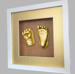 Beyaz çerçeveli bebek el ve ayak izi heykeli seti