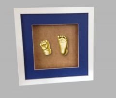 Beyaz çerçeveli bebek el ve ayak izi heykeli seti