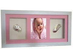 Beyaz çerçeveli, resimli, 3 bölmeli bebek el-ayak izi heykeli seti Gümüş rengi - Pembe renkli paspartu