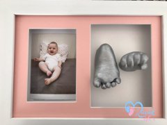 Beyaz çerçeveli resimli bebek el-ayak izi heykeli seti Gümüş rengi - Pembe renkli paspartu