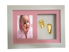 Beyaz çerçeveli resimli bebek el-ayak izi heykeli seti Altın rengi - Pembe renkli paspartu