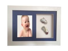 Beyaz çerçeveli resimli bebek el-ayak izi heykeli seti Gümüş rengi - Mavi renkli paspartu