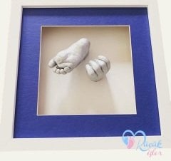 Beyaz çerçeveli bebek el ve ayak izi heykeli seti Gümüş rengi - Mavi renkli paspartu