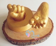 Ahşap stand'lı 3 boyutlu bebek el-ayak izi heykeli seti Altın rengi