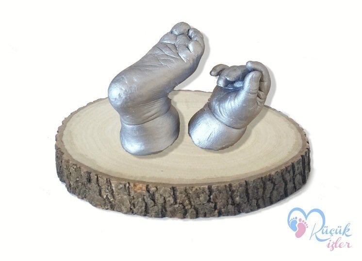 Ahşap stand'lı 3 boyutlu bebek el-ayak izi heykeli seti Gümüş rengi