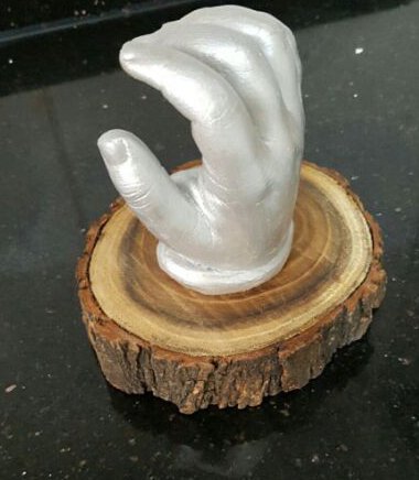 Ahşap stand'lı 3 boyutlu bebek el izi heykeli seti Gümüş rengi