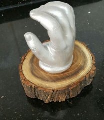 Ahşap stand'lı 3 boyutlu bebek el izi heykeli seti Gümüş rengi