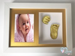 Beyaz çerçeveli resimli bebek el-ayak izi heykeli seti Altın rengi - Altın renkli paspartu